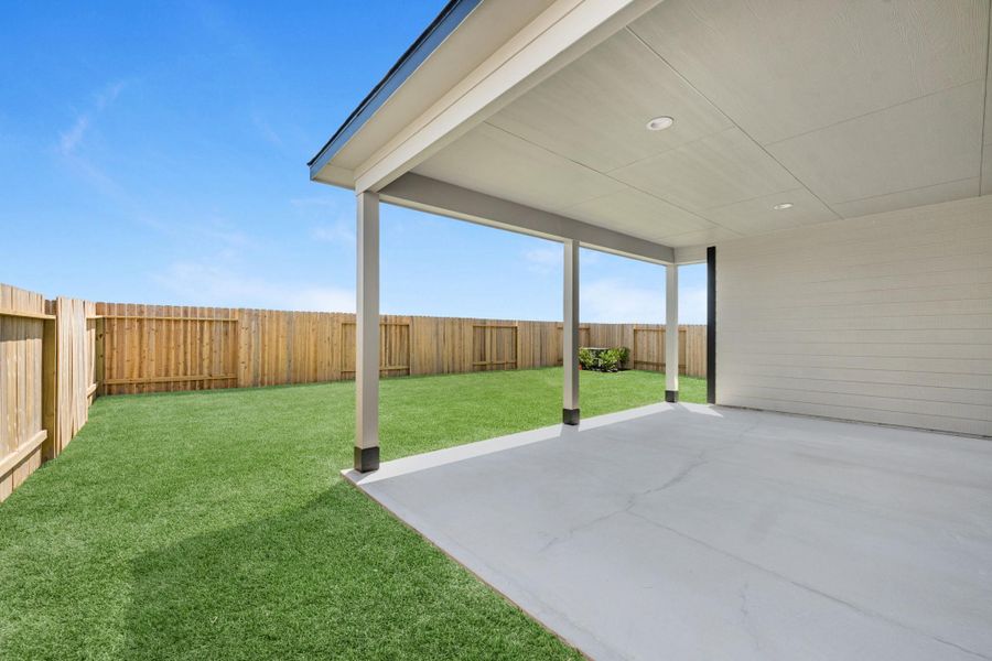 Exterior details and patio area of a home in Huntington Place, Rosharon (Image 3).