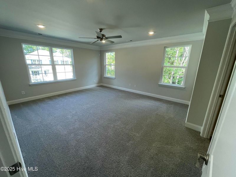 Spacious, unfurnished interior of a new home in Mill Creek Cove, Bolivia (Image 14).