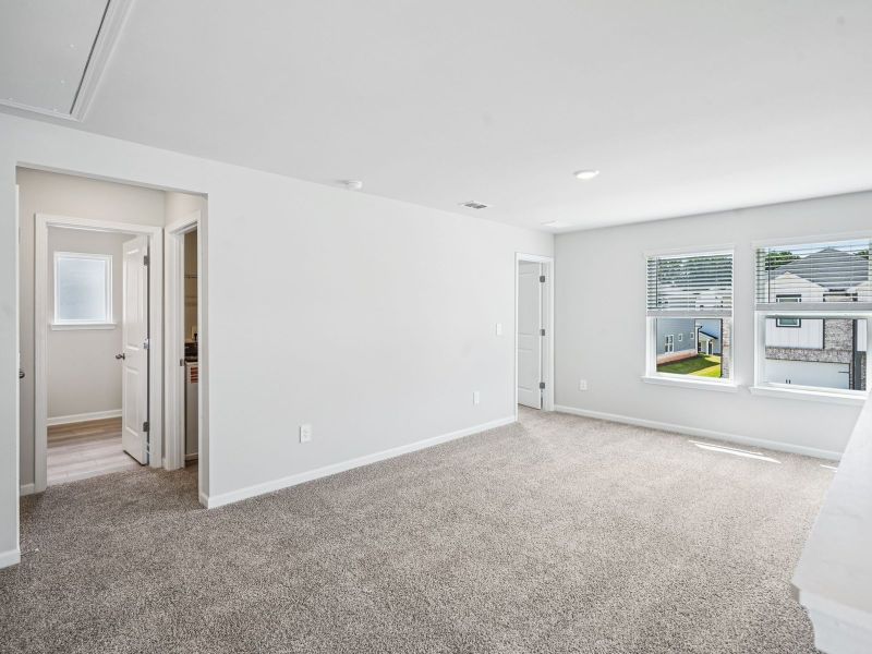 Spacious, unfurnished interior of a new home in Hawthorne Station, College Park (Image 15).
