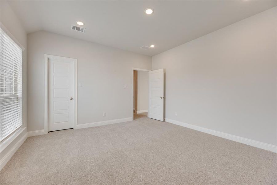 Spacious, unfurnished interior of a new home in Bayside, Rowlett (Image 30).