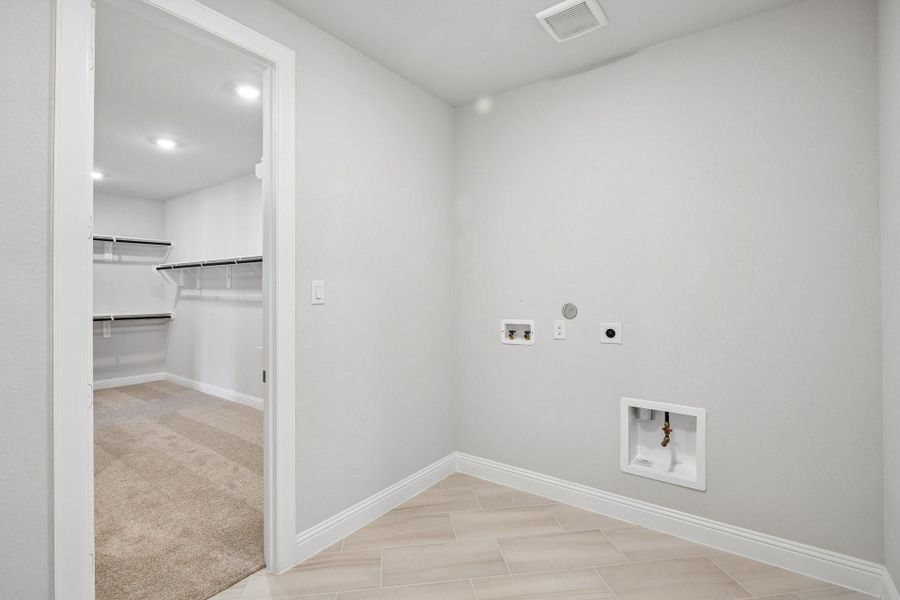 Spacious, unfurnished interior of a new home in Sienna 65', Missouri City (Image 35).