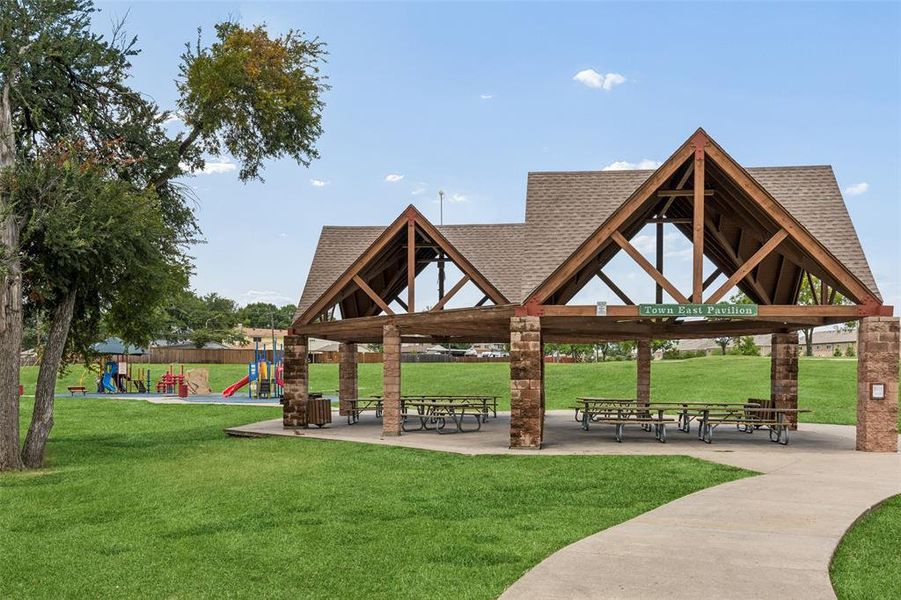 Community amenities in Cloverleaf Crossing Townhomes, Mesquite (Image 29).
