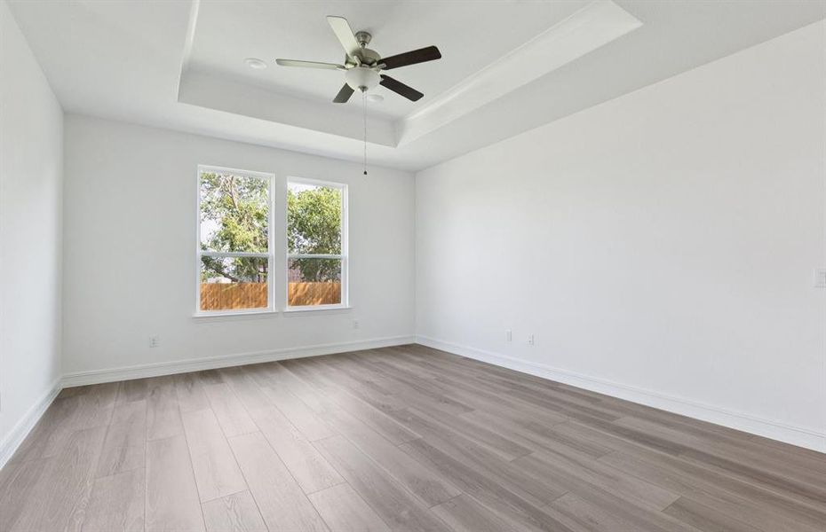 Gathering room with tray ceiling