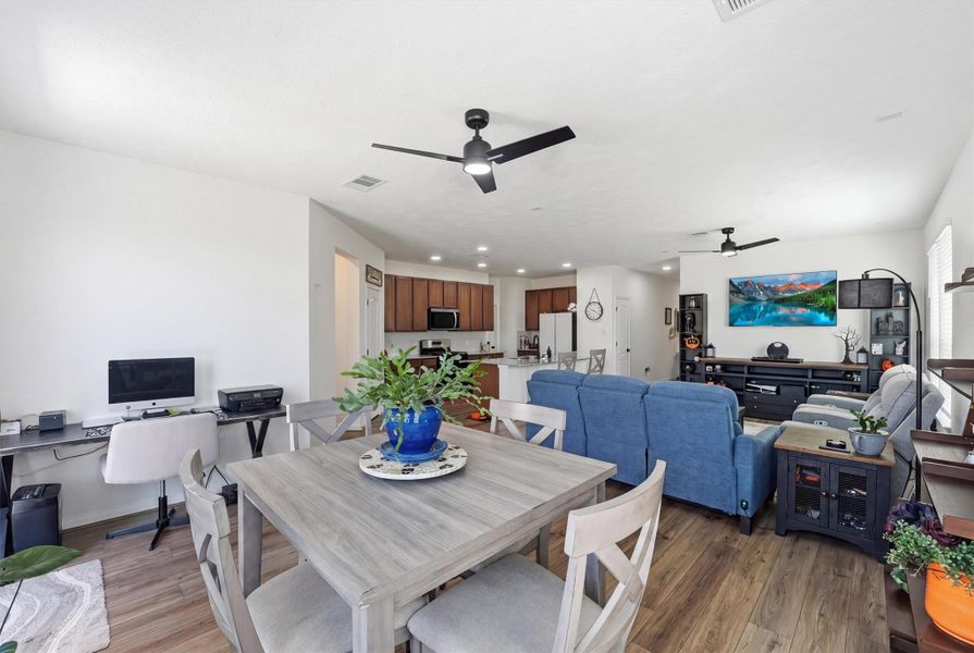 Furnished interior view inside a new home in Vida Costera, Texas City (Image 20).