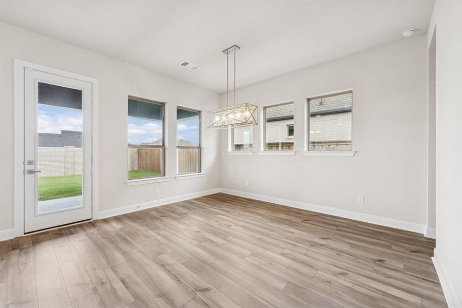 Spacious, unfurnished interior of a new home in Myrtle Creek, Waxahachie (Image 20).