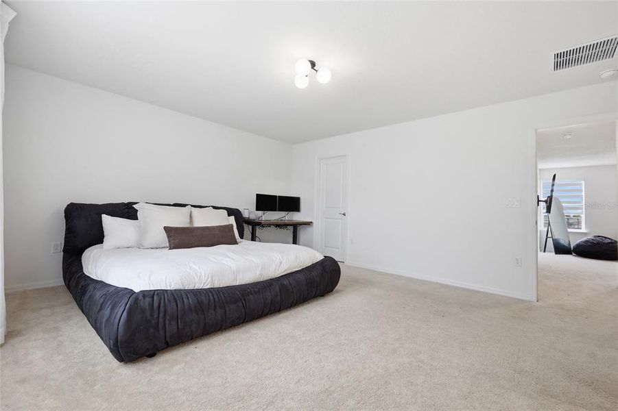 Furnished interior view inside a new home in , Orlando (Image 17).