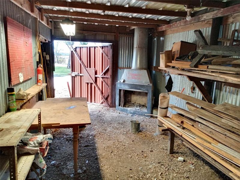Barn w/fireplace
