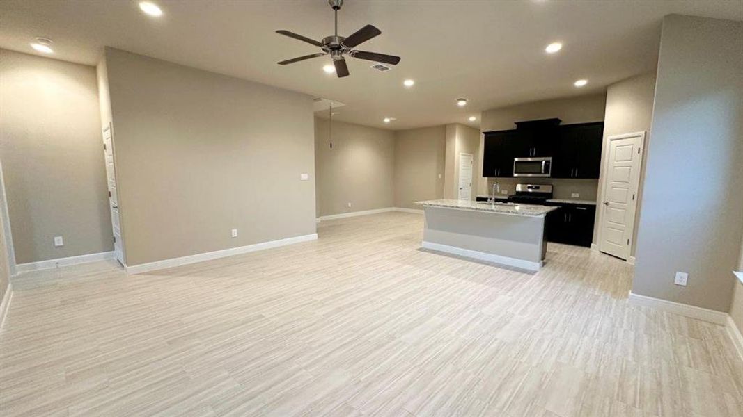 Spacious, unfurnished interior of a new home in Rock Creek Ranch, Fort Worth (Image 10). Spacious, unfurnished interior of a new home in Rock Creek Ranch, Fort Worth (Image 10).