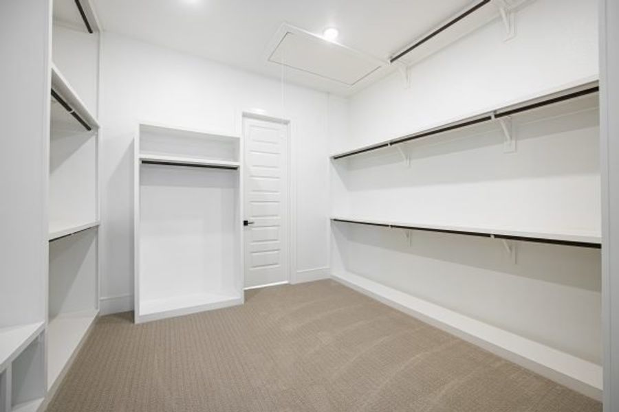 Spacious, unfurnished interior of a new home in Heath Golf and Yacht Club, Heath (Image 53).