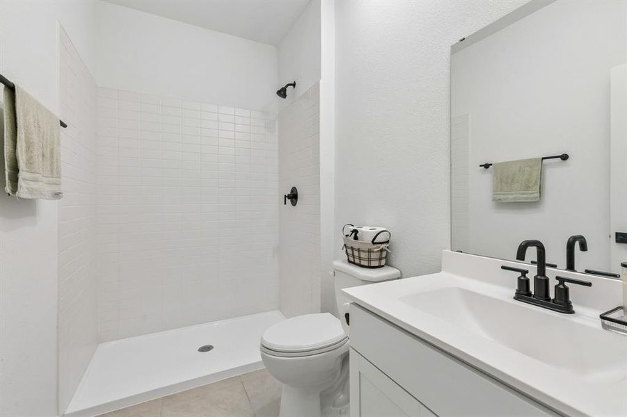 Furnished interior view inside a new home in , Dallas (Image 19).