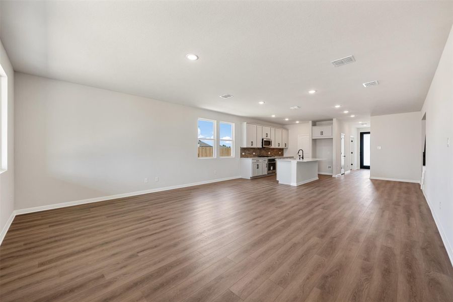Spacious, unfurnished interior of a new home in Patterson Ranch, Georgetown (Image 16).