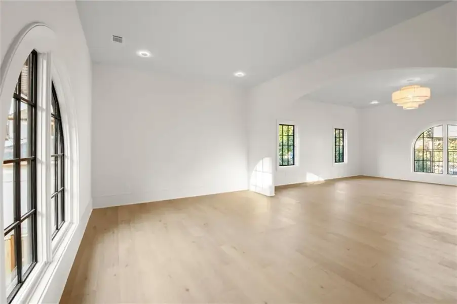 Spacious, unfurnished interior of a new home in , Alpharetta (Image 51).