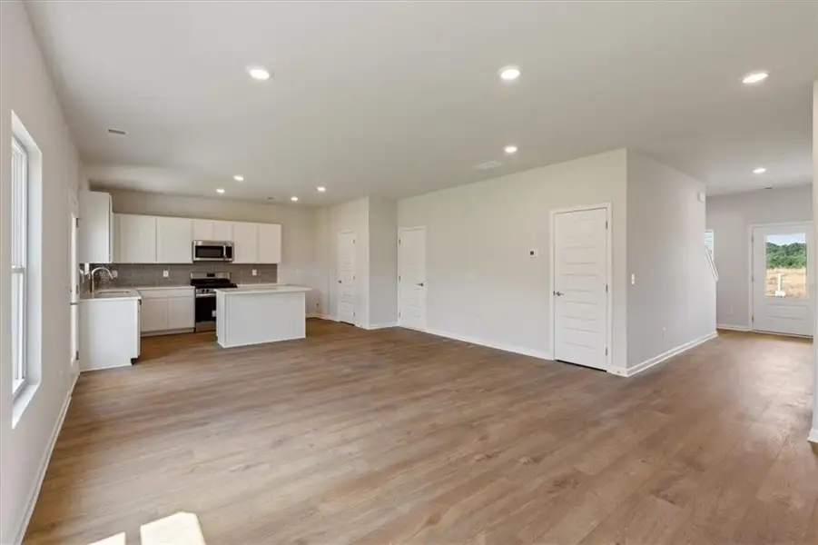 Spacious, unfurnished interior of a new home in Salacoa, Calhoun (Image 6).