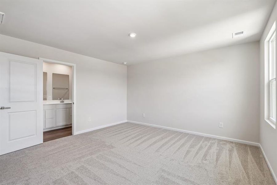 Spacious, unfurnished interior of a new home in Somerset, Santee (Image 15).