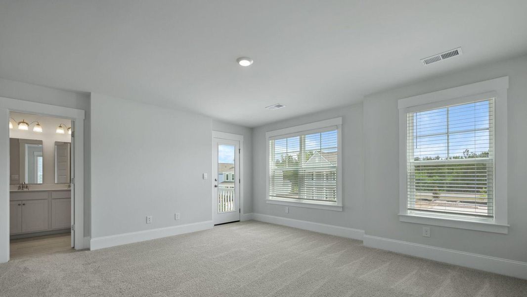 Spacious, unfurnished interior of a new home in Sheep Island, Summerville (Image 11).