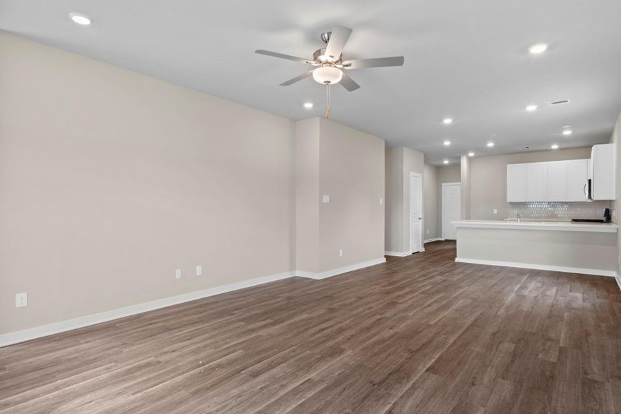 Spacious, unfurnished interior of a new home in Laurel Landing 40', Alvin (Image 13).