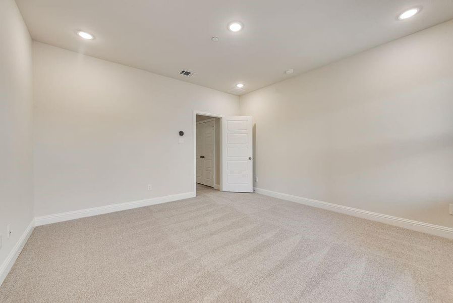 Spacious, unfurnished interior of a new home in Bayside, Rowlett (Image 19).