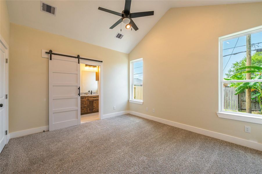 Spacious, unfurnished interior of a new home in , Texas City (Image 15).