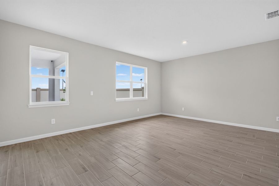 Spacious, unfurnished interior of a new home in Pasadena Ridge Master, Dade City (Image 12).