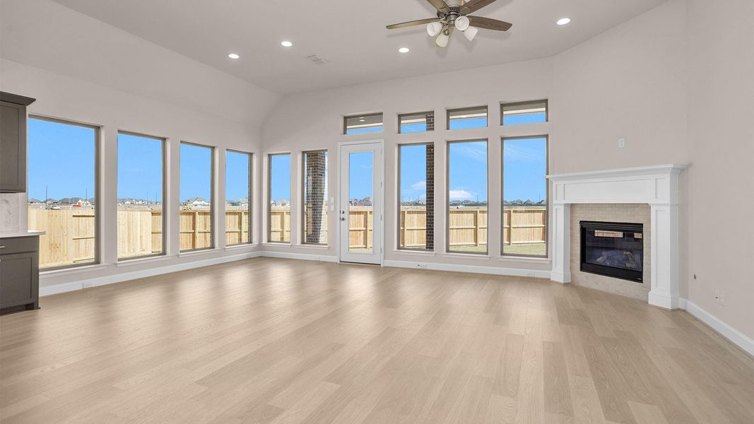 Spacious, unfurnished interior of a new home in Valencia 50', Manvel (Image 9). Spacious, unfurnished interior of a new home in Valencia 50', Manvel (Image 9).