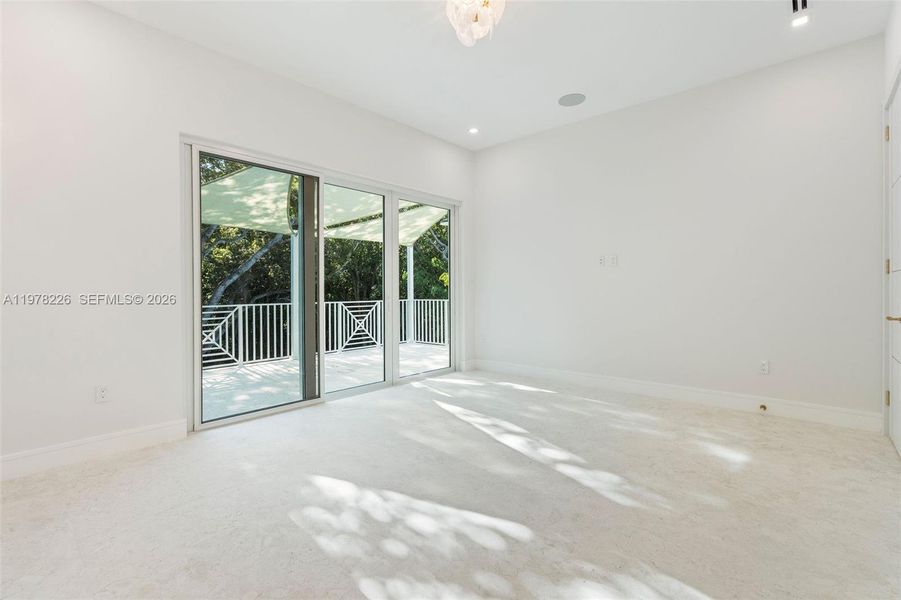 Spacious, unfurnished interior of a new home in , Islamorada, Village of Islands (Image 25).