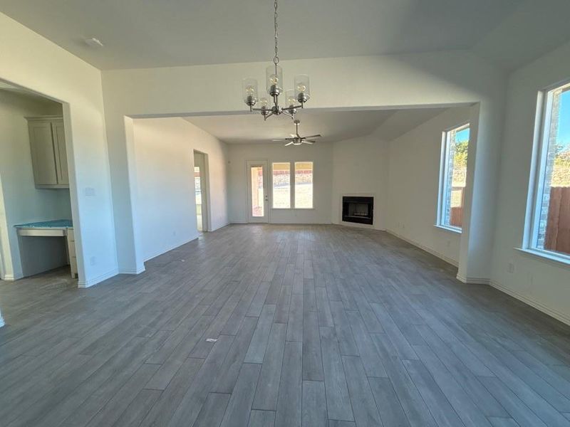 Spacious, unfurnished interior of a new home in Waterford Park, Weatherford (Image 8).