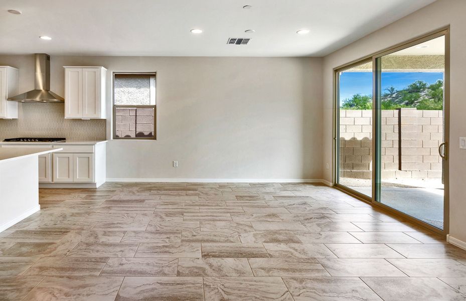 Spacious, unfurnished interior of a new home in Vistoso Canyon Estates, Oro Valley (Image 13).