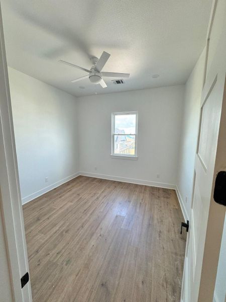 Spacious, unfurnished interior of a new home in , Freeport (Image 10).