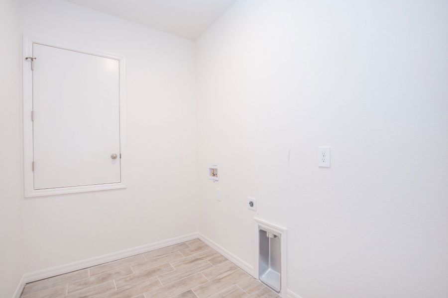 Spacious, unfurnished interior of a new home in Cape Coral, Cape Coral (Image 24).