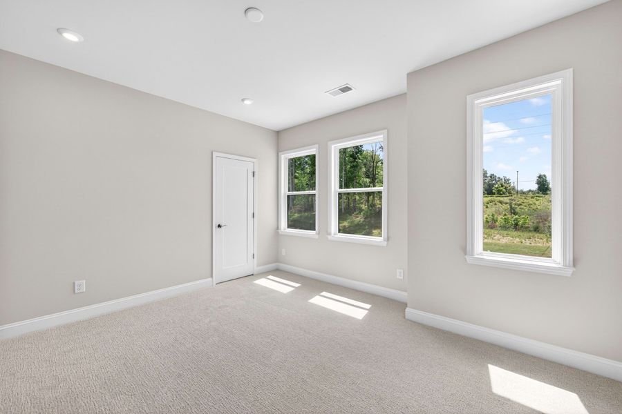 Spacious, unfurnished interior of a new home in Southbridge, Fort Mill (Image 27).