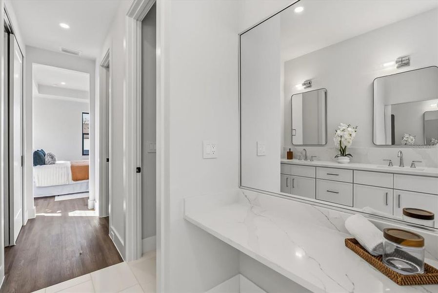 Furnished interior view inside a new home in , Orlando (Image 36).