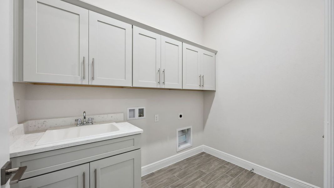 Representative furnished interior of a home built from the Everett by D.R. Horton in Buena Lago, St. Cloud (Image 11).