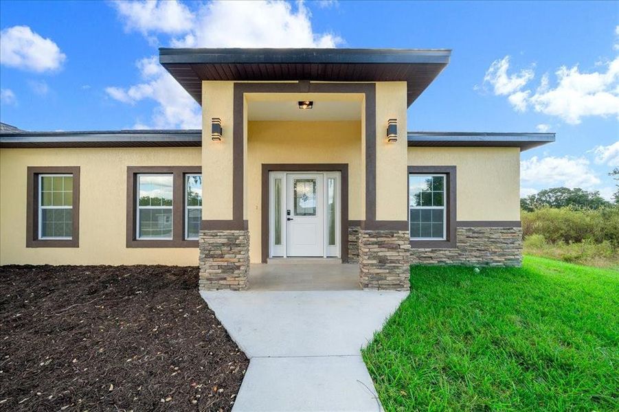 Exterior details and patio area of a home in , Dunnellon (Image 29). Exterior details and patio area of a home in , Dunnellon (Image 29).