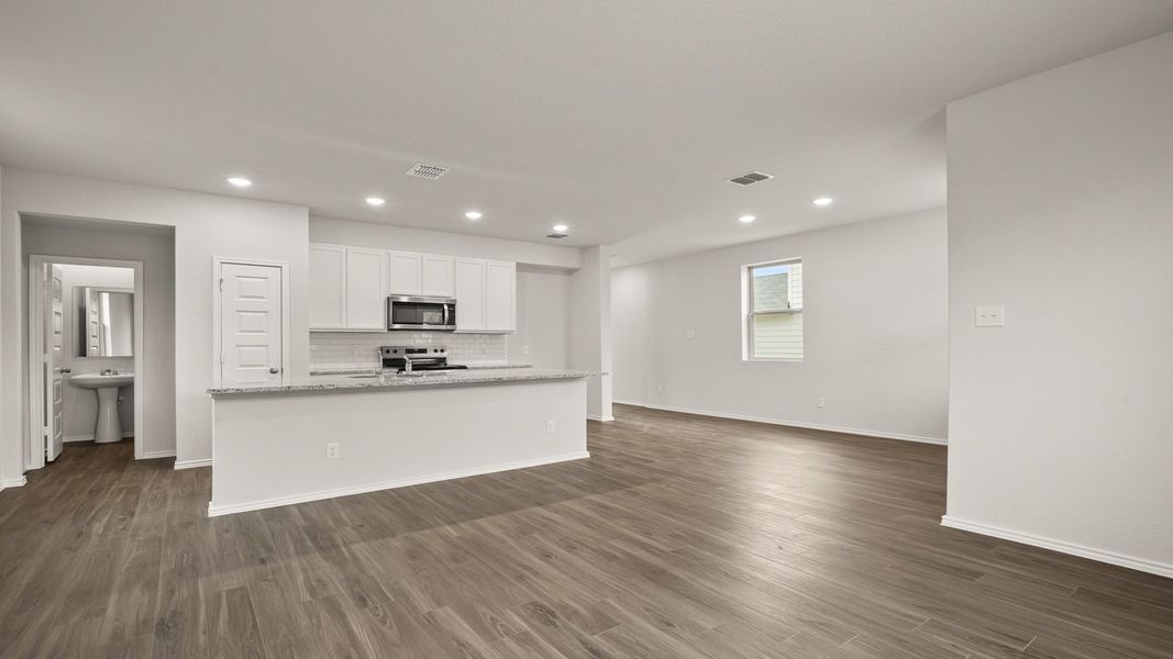 Spacious, unfurnished interior of a new home in Somerset Trails, San Antonio (Image 9). Spacious, unfurnished interior of a new home in Somerset Trails, San Antonio (Image 9).