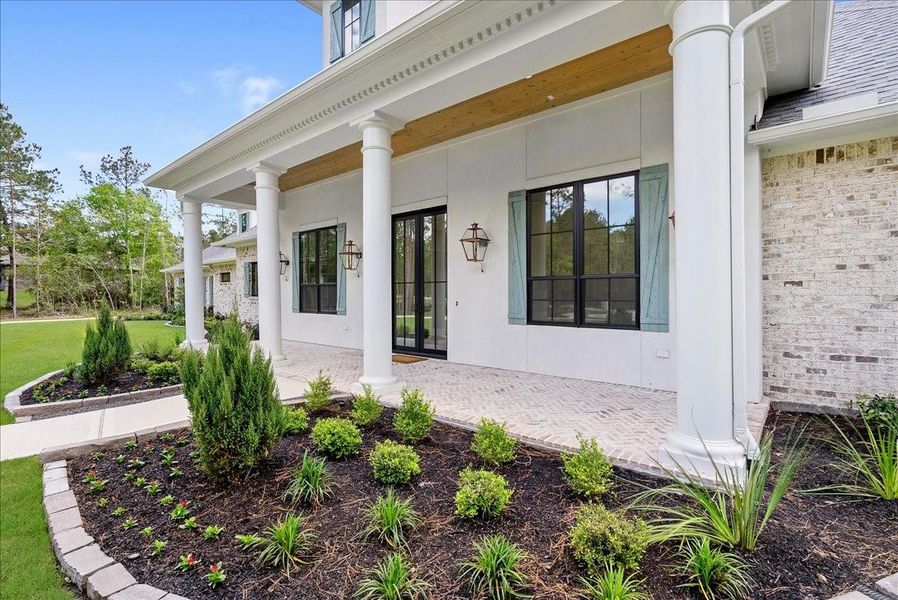 4 Natural gas lanterns light your expansive entry.