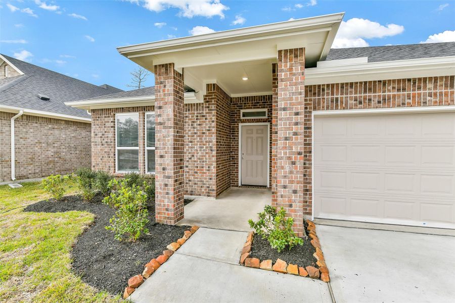 Exterior details and patio area of a home in King Oaks Village, Baytown (Image 3).