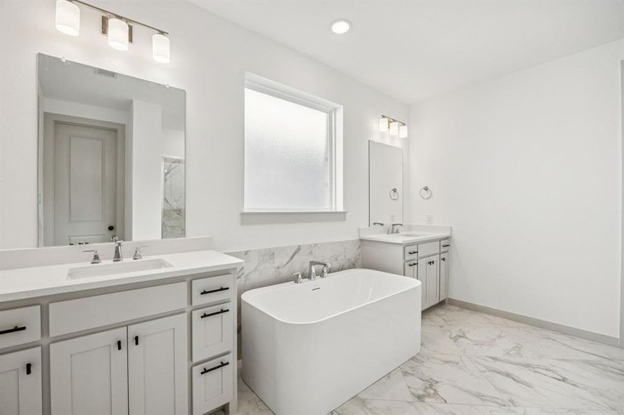 Plenty of room for two in this wonderful owner's bath! Plenty of room for two in this wonderful owner's bath!
