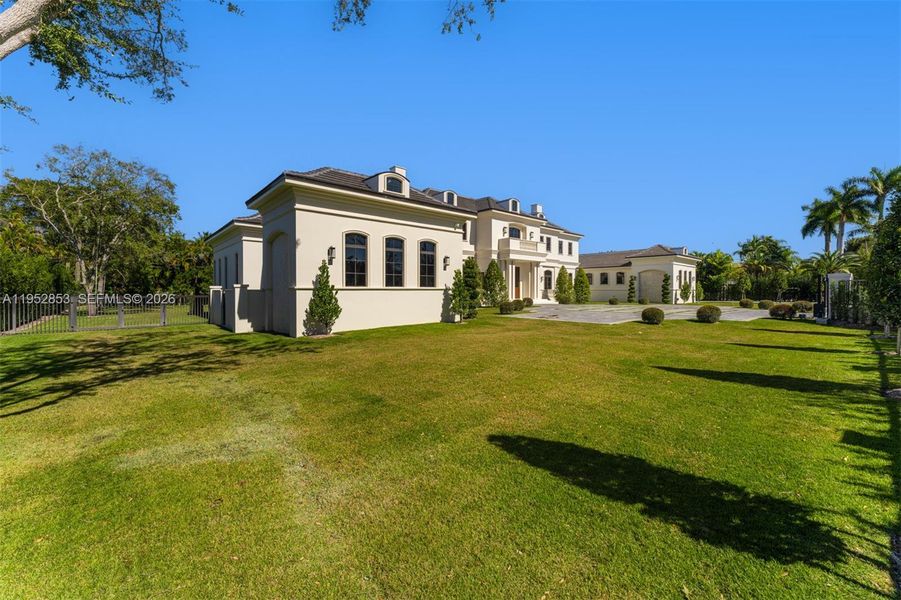 Exterior details and patio area of a home in , Pinecrest (Image 19).