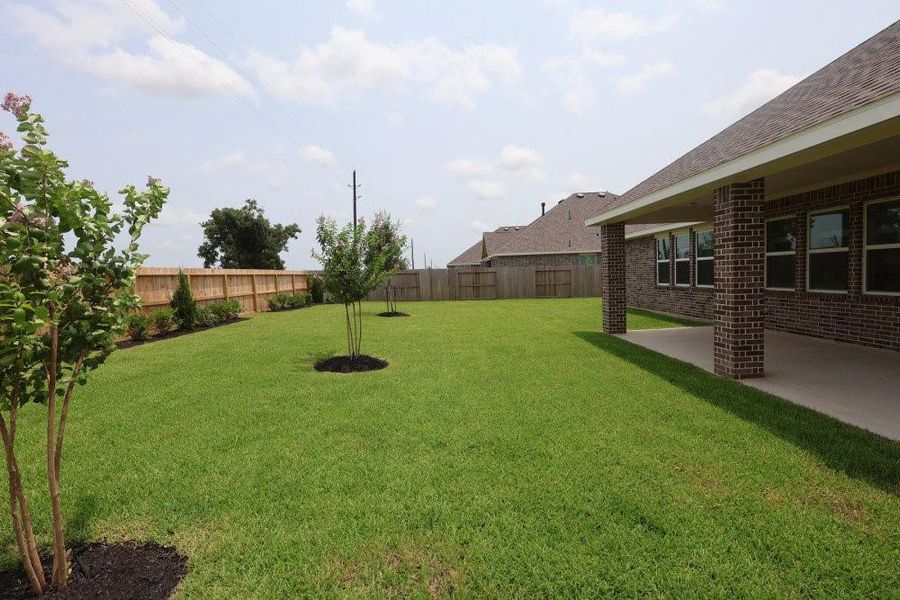 Exterior details and patio area of a home in Grand Oaks, Mont Belvieu (Image 17).
