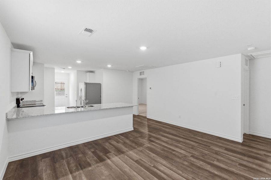 Spacious, unfurnished interior of a new home in Cinco Lakes, San Antonio (Image 18).