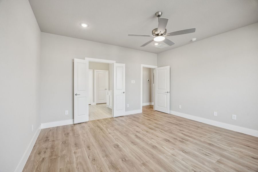 Spacious, unfurnished interior of a new home in Dove Hollow, Waxahachie (Image 24).