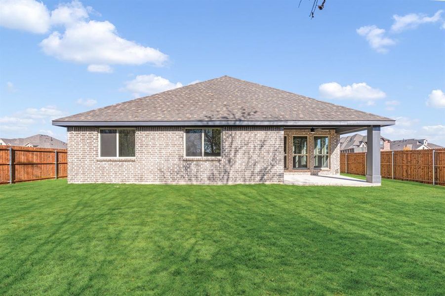 Exterior details and patio area of a home in Maplewood, Glenn Heights (Image 3).