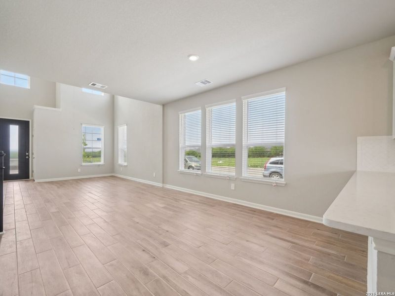 Spacious, unfurnished interior of a new home in Royal Crest, San Antonio (Image 11).