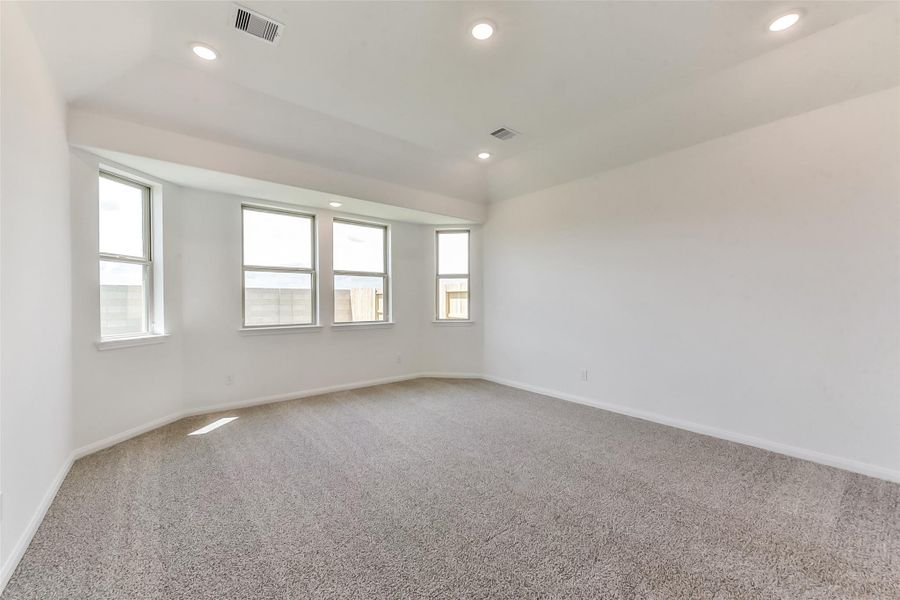 Spacious, unfurnished interior of a new home in River Ranch Meadows, Dayton (Image 19).