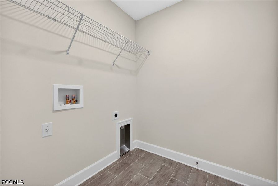 Spacious, unfurnished interior of a new home in Cape Coral, Cape Coral (Image 23).