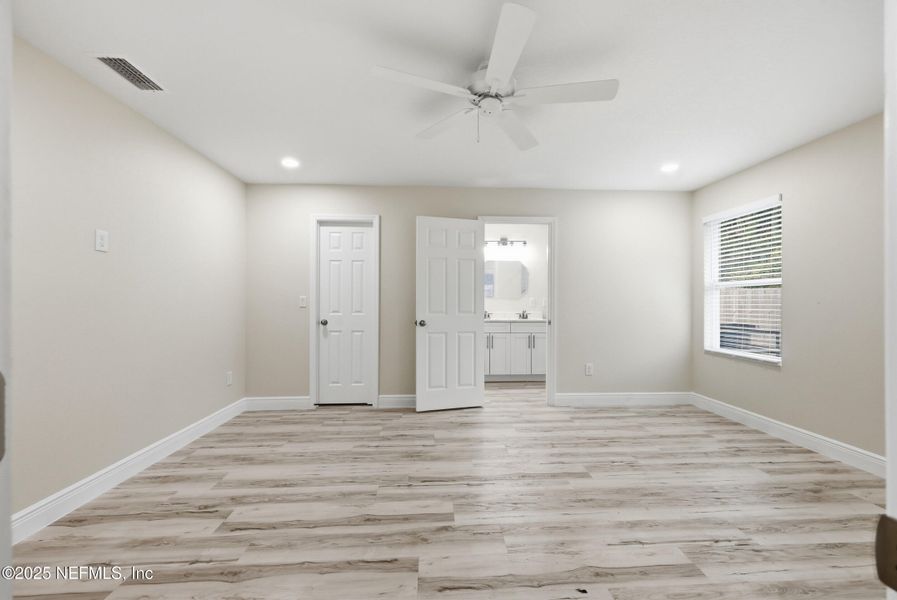 Spacious, unfurnished interior of a new home in , Jacksonville (Image 25).
