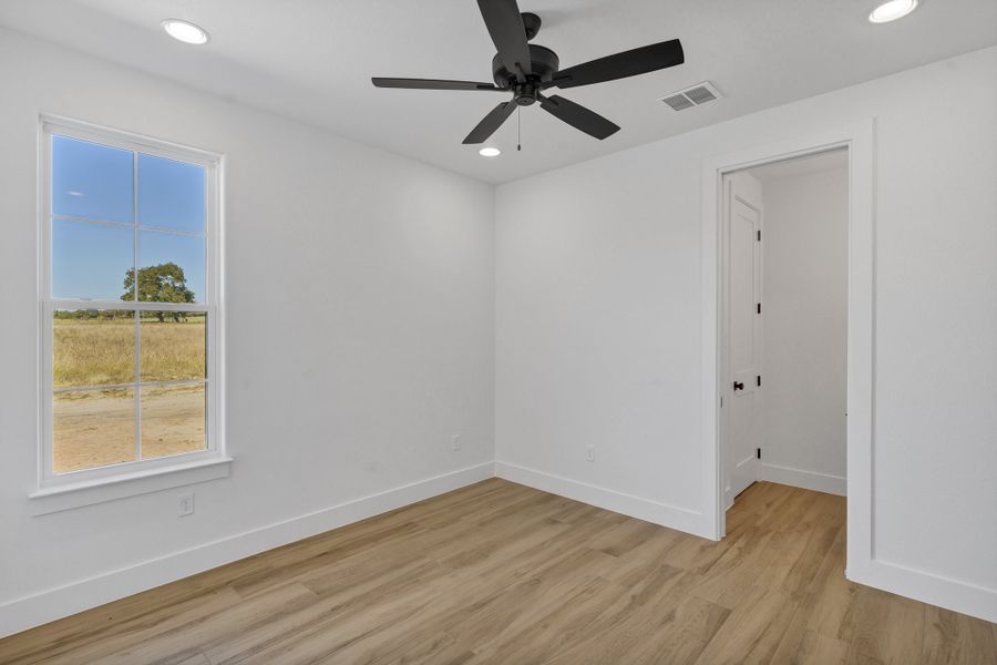 Spacious, unfurnished interior of a new home in Oak Water Ranch, Granbury (Image 41).