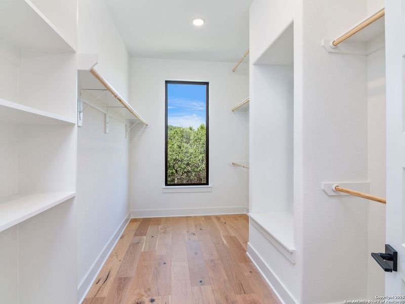 Spacious, unfurnished interior of a new home in Verandas at the Rim, San Antonio (Image 13).