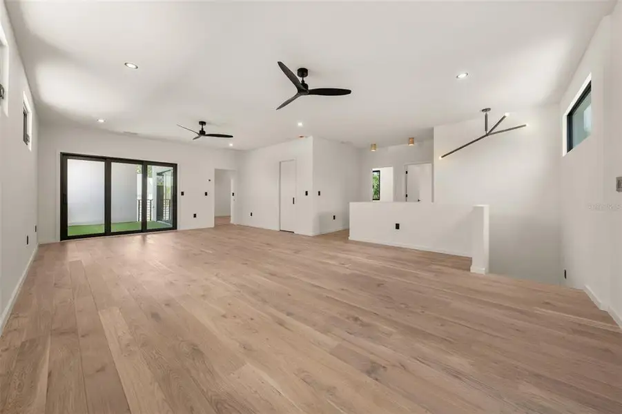 Spacious, unfurnished interior of a new home in , Sarasota (Image 28).