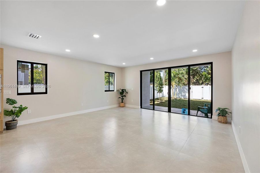 Spacious, unfurnished interior of a new home in , Fort Lauderdale (Image 25).